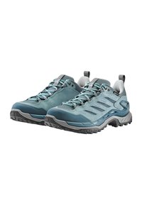 Un paio di scarpe da trekking leggera blu e grigio con suole robuste, stringate davanti e con linguette, su sfondo bianco.