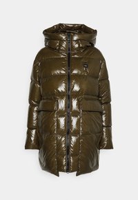Chaqueta de plumas brillante en verde olivo, con capucha, cremallera de longitud completa y dos bolsillos frontales. Presenta un diseño acolchado y un pequeño detalle de logo.