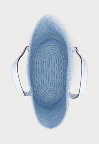 Auduma grozs gaiši zilā krāsā ar noapaļotu formu un diviem auduma rokturiem. Iekšpusei ir teksturēts, apļa raksts.