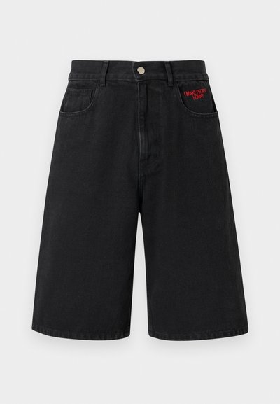 Μαύρα τζιν σορτς με ψηλόμεση μέση, άνετη εφαρμογή, σχεδιασμό με πέντε τσέπες και κόκκινη κεντητική στο μπροστινό τσεπάκι.