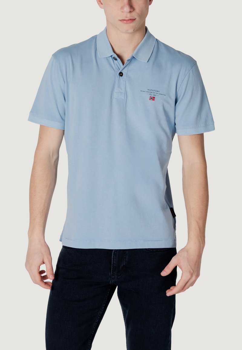 Polo shirt azzurro chiaro in cotone, con colletto, patta con tre bottoni e un piccolo logo ricamato sul petto. Maniche corte.
