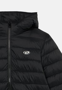 Μαύρο μπουφάν puffer με κουκούλα, διαθέτει υφή καπιτονέ, πλήρες φερμουάρ και μικρό κεντητό λογότυπο στο στήθος.