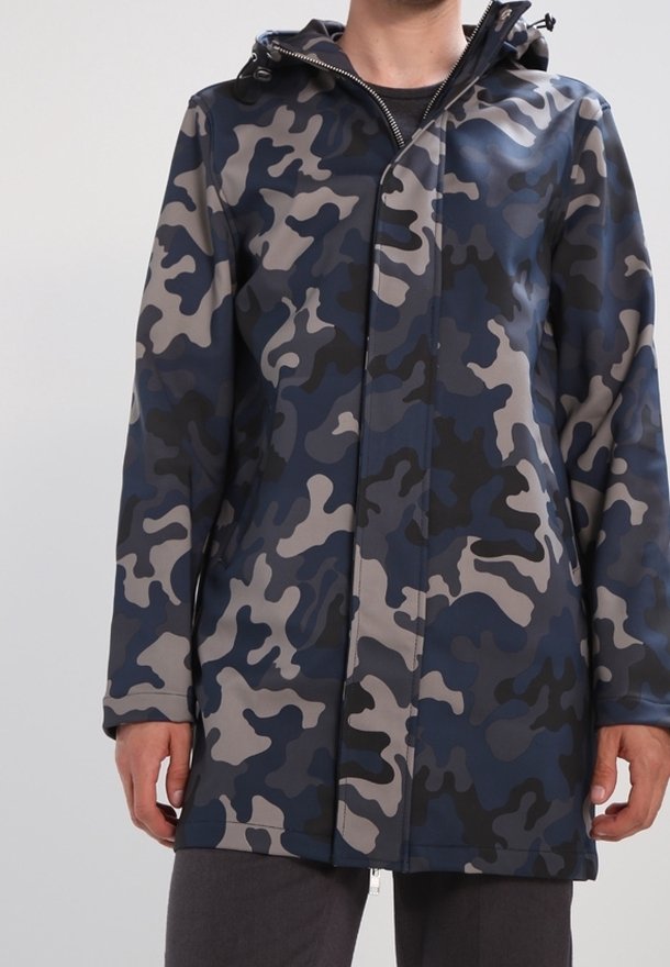 Vodeodolný kabát s maskáčovým vzorem v tmavě modré, šedé a černé barvě. Má kapuci, zapínání na zip a rovný střih.