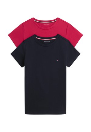 Deux T-shirts à manches courtes col rond, un bleu marine avec un petit logo sur la poitrine, un rouge, tous deux avec un détail rayé à l'intérieur du col.