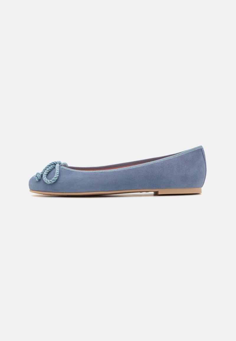 Ballerine plate en daim bleu avec bout arrondi, petit talon et nœud en corde torsadée sur le dessus.
