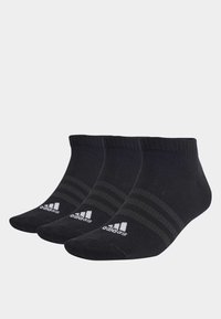 Calcetines deportivos negros, mezcla de algodón, que incluyen tres pares, con puños acanalados, logo blanco y sutiles rayas verdes para un detalle adicional.