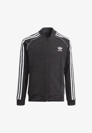 Sort Adidas træningsjakke med hvide tre striber på ærmerne, lynlås foran, ribkanter ved ærmer og krave samt Adidas trefoil-logo på brystet.
