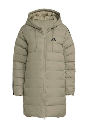 Dlouhá béžová prošívaná bunda s kapucí, předním zipem, stahovacími šňůrkami a černým logem na levém prsu, zobrazená na bílém pozadí.