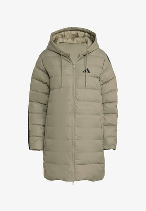 Dlouhá béžová prošívaná bunda s kapucí, předním zipem, stahovacími šňůrkami a černým logem na levém prsu, zobrazená na bílém pozadí.