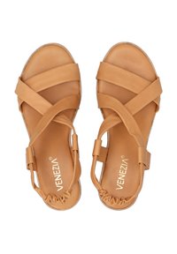 Bruine leren sandalen met kruisbanden, elastische accenten en een gladde zool. Bevat een subtiel merklogo op de binnenzool.