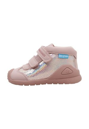 Baskets montantes rose clair avec un panneau en maille holographique, deux bandes Velcro et une semelle en caoutchouc texturée. Présente une étiquette logo bleue.