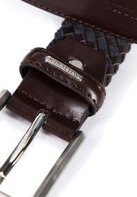 Cinturón de cuero marrón con un diseño trenzado, hebilla de metal plateado con un acabado pulido y una textura suave en la correa de cuero.