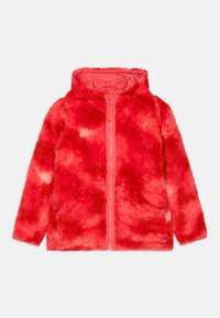 Rød, fluffy zip-up jakke med hette. Har et glatt innerfôr og et teksturert ytterlag med et mykt, mønstret utseende.