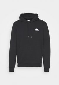 Sudadera negra fabricada con una mezcla de algodón, que cuenta con un bolsillo tipo canguro, capucha con cordón y el logo blanco de Adidas en el lado izquierdo del pecho.