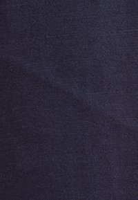 Tessuto navy con una sottile trama e lieve lucentezza, composto da fili tessuti, che mostra un colore scuro uniforme senza motivi.