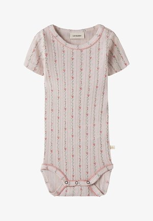 Body rosa para bebé de manga corta con rayas florales verticales, ribete fruncido alrededor del cuello y las aperturas de las piernas, y cierres de presión en la entrepierna.