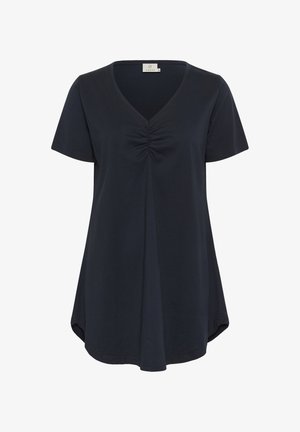Tumed sinine, lühikeste varrukatega V-kaelusega T-särk pehme kangaga, rinnal kinnitatud detail ja kõver hem rahuliku istuvuse saavutamiseks.