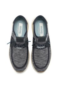 Zapatillas de slip-on azul marino con parte superior de punto texturizado, acentos en negro contrastantes y suelas de goma de color claro. Incluyen plantillas de Comfort Foam.