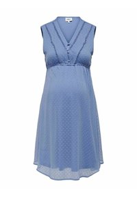 Robe de maternité bleu clair avec un design sans manches, décolleté en V, fermeture à boutons sur le devant, détails plissés et texture à pois sur l'ensemble.