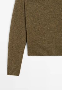Maglione a maniche lunghe lavorato a maglia in verde oliva con polsini e cintura a coste, mostrato su uno sfondo bianco.