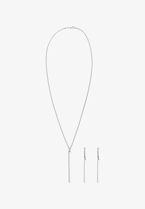 Halskæde og matchende øreringe i sølvfarvet metal med forlængede, cylindriske vedhæng med en glat, poleret finish.