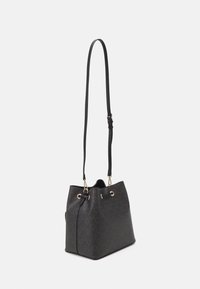 Černá kabela s texturovaným materiálem, zdobená zlatými prvky, nastavitelným popruhem a stahovací šňůrkou. Na povrchu je výrazný vzor loga.