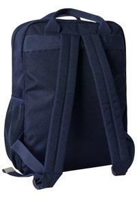 Marine rugzak in rechthoekige vorm, gemaakt van duurzaam stof. Voorzien van gepolsterde schouderbanden en mesh zijvakken voor ventilatie.