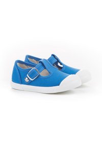 Zapatillas de lona azules con una punta redondeada de goma blanca, que cuentan con una correa con una hebilla plateada y un forro de malla gris.