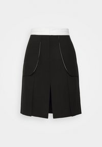 Musta hame, jossa on valkoinen vyötärönauha, kaksi suurta etutaskua kaarevilla läpillä ja takana halkio liikkumisen helpottamiseksi.