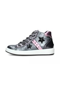 Sneaker alte con tomaia grigia metallica, dettagli rosa, stelle nere e suola in gomma bianca, con chiusura a lacci e finitura testurizzata.