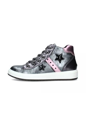 Sneaker alte con tomaia grigia metallica, dettagli rosa, stelle nere e suola in gomma bianca, con chiusura a lacci e finitura testurizzata.