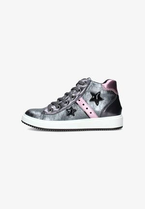 Sneaker alte con tomaia grigia metallica, dettagli rosa, stelle nere e suola in gomma bianca, con chiusura a lacci e finitura testurizzata.
