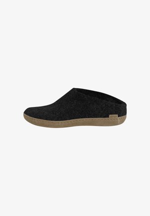 Scarpa nera in feltro senza lacci con retro basso, caratterizzata da una suola in gomma marrone chiaro e dettagli di cucitura lungo il bordo.