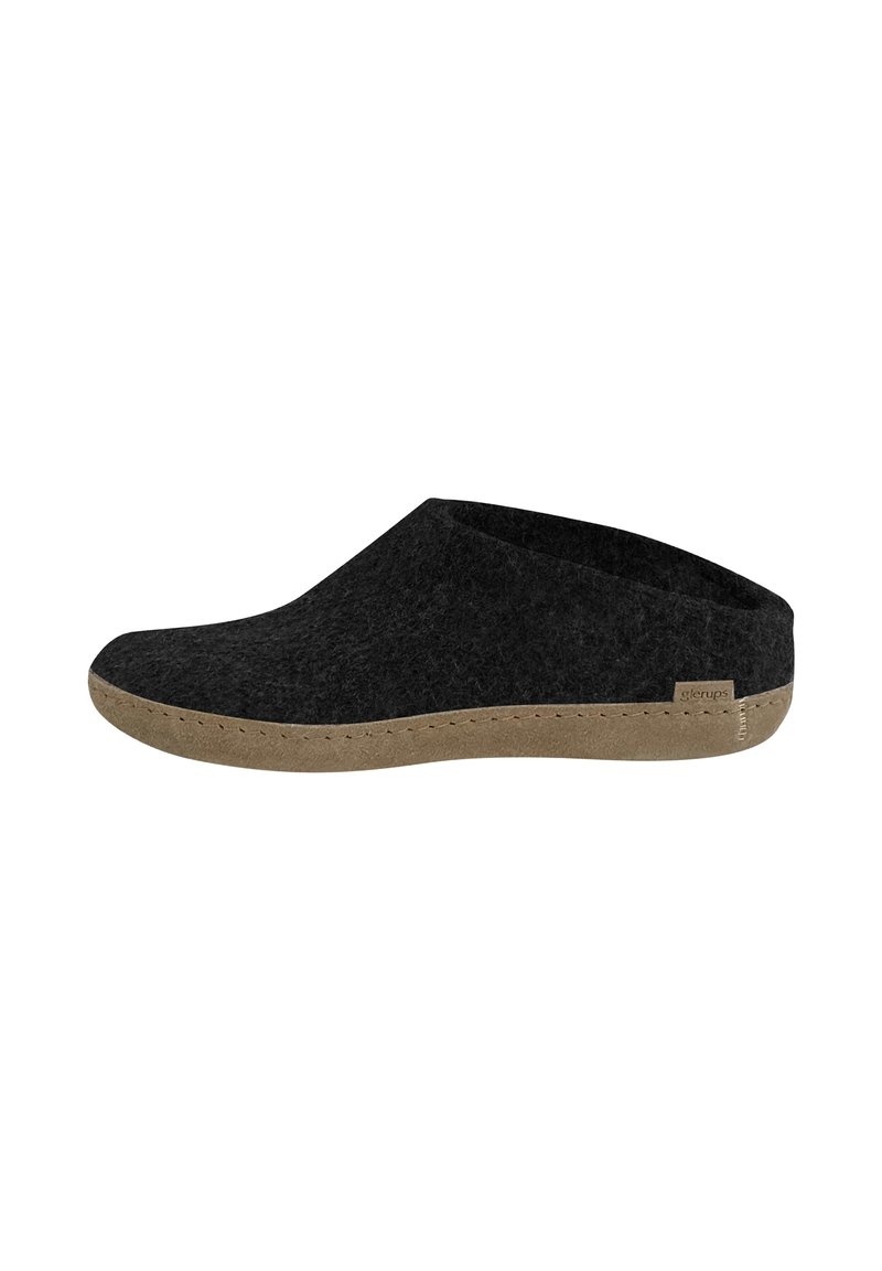 Chaussure en feutre noir à enfiler avec un dos bas, dotée d'une semelle en caoutchouc brun clair et de détails de couture le long du bord.
