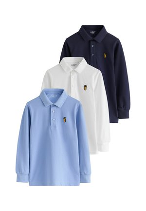 Tre langærmede polo-shirts i blå, hvid og marineblå, hver med krave, knapper og et lille gult broderet logo på brystet.