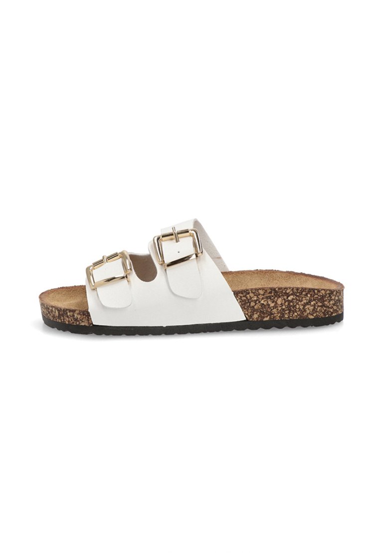 Sandalia deslizante blanca con dos hebillas ajustables, plantilla de corcho y suela negra texturizada. Diseño sencillo con un acabado suave.