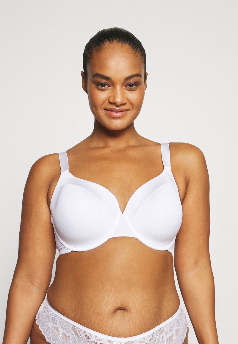 Soutien-gorge blanc avec armatures et bonnets lisses et moulés, doté de bretelles réglables ; associé à des culottes blanches en dentelle ornées d'un motif floral.
