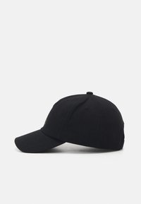 Svart baseballcaps laget av bomull, med en buet skjerm og en subtil brodert logo på fronten. Klassisk sekspaneldesign.