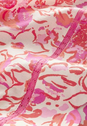 Gėlėmis raštuota medžiaga rožinės ir raudonos spalvų atspalviais su kreminės spalvos fonu, puošta subtilia nėrinių juosta palei siūlę.