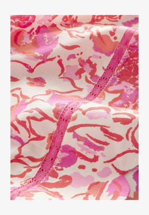 Virágmintás anyag rózsaszín és piros árnyalatokban, krémszínű háttérrel, finom csipkés szegéllyel a varrás mentén.