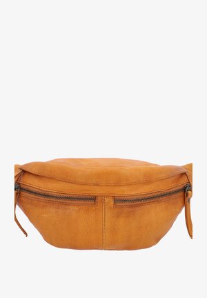 Brązowa skórzana nerka z przednią kieszenią na suwak i regulowanym paskiem na jednolitym białym tle.