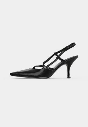 Escarpin noir à bout pointu, avec bride arrière, fines brides croisées, petite boucle et talon haut évasé, vu de profil.