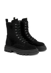 Botines de ante negros hasta el tobillo con cordones, suela de goma y lengüetas. Presenta una textura suave y herrajes plateados en contraste.