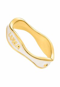 Anillo dorado con un diseño suave y curvado y un acento de esmalte blanco, que presenta el texto en relieve "LUNA" en el lado.