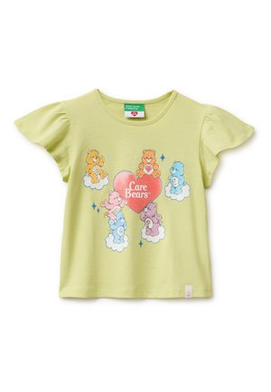 Jasnozielona koszulka z krótkim rękawem i falbankami na rękawach, z kolorowymi Pluszakami z opieki siedzącymi na chmurach wokół czerwonego serca z napisem "Care Bears".