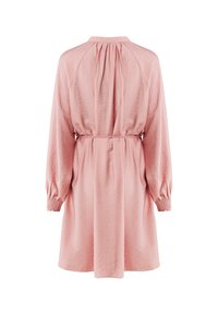 Abito rosa a lunghezza ginocchio realizzato in tessuto testurizzato. Presenta un colletto, uno sbuffo sulla schiena e polsini elastici sulle maniche lunghe. Include una cintura coordinata.