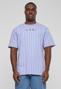 Karl Kani - SMALL SERIF STRIPE  - Printtipaita - lilac white Pienoiskuva 1