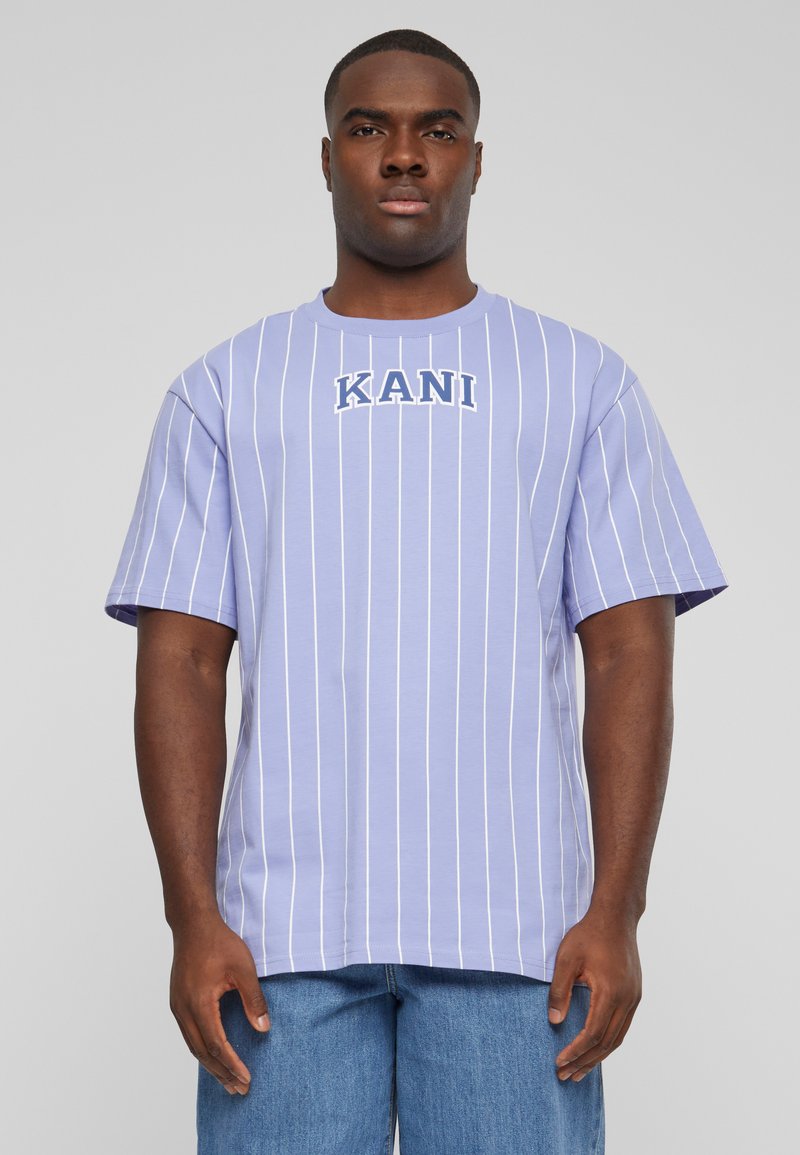 Karl Kani - SMALL SERIF STRIPE  - Printtipaita - lilac white, Suurenna