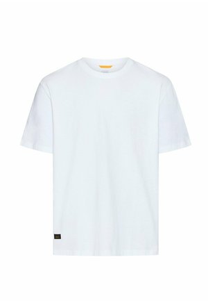 Hvid, kortærmet T-shirt med rund hals og en lille sort etiket nær den nederste kant på venstre side.