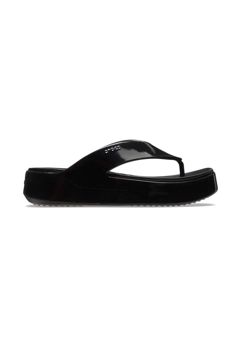 Schwarze Plattformflip-Flops mit glänzender Oberfläche, ausgestattet mit einem dünnen Zehensteg und einer strukturierten Sohle für besseren Halt. Vielseitiges Design, das sich ideal für die Freizeitgestaltung eignet.